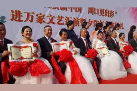 一群老人，唱歌跳舞，9对老人也来了场夕阳红婚礼，最大年龄88岁视频封面