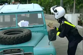 呖古：女交警给华仔的车贴罚单，不料贴完还帮洗车，这段笑喷！视频封面