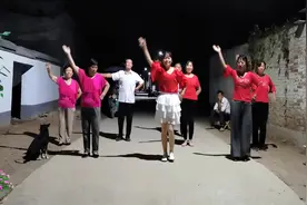 农村生活展现：青青和舞友们跳广场舞《红姑娘》