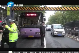 一辆班车误上高架，车顶6个气罐险些爆炸，乘客纷纷跳车逃生视频封面