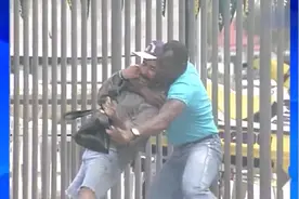 国外爆笑街头恶搞：女游客挎包被抢，看路人如何反应视频封面