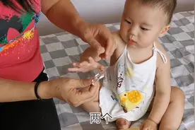 阿姨送给七个月宝宝的礼物，鲜花镯子都不要，他选了啥