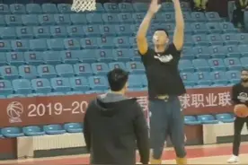 易建联基本功很扎实，左右手没差别