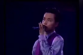 张国荣台上调侃万梓良和邓萃雯，随后演唱《有谁共鸣》，听了N遍视频封面