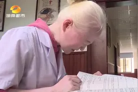 白皮肤、黄头发，白化病女孩经常被误解，如今她是一名中医