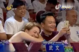 奇葩大哥一首《笑脸》全场爆笑，评委笑到抹泪，这是跑调最高境界