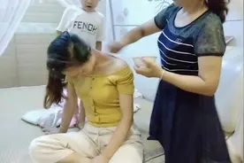 美女突发头晕目眩恶心想吐，老妈赶紧用古法治疗，小朋友看呆了视频封面