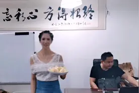 主播小姐姐削了几个苹果，在北方叫花牛南方叫蛇果，大家都说好吃视频封面
