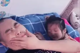 老爸睡觉打呼噜放屁，亲闺女上去就是一巴掌，看到最后我笑了！视频封面