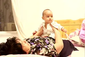 六个月宝宝坐奶奶身上，这下坐的高看得远了，玩起来估计开心坏了视频封面