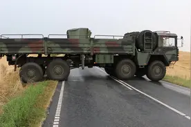 德国MAN8x8卡车横过马路，这车太帅了视频封面
