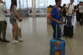 国庆高速堵车算啥?广州南站凌晨6点开始堵人,诠释啥叫全国最繁忙