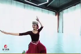 中国好舞蹈冠军古丽米娜演绎塔吉克族《鹰舞》片段，人美舞更美视频封面