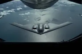 为“老大”护航？英国F-35A战机与美国B-2轰炸机，进行联合演练视频封面