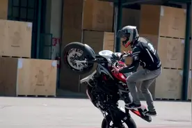 小伙Motul骑奥古斯塔 MV为荷兰MOTO GP 做热身准备！常规操作！视频封面