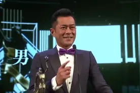 古天乐力压群雄获得最佳男主角，古仔上台领奖，台下欢呼声一片！