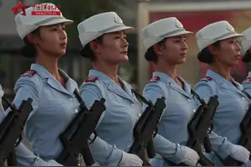 女民兵领队赵冰清：阅兵场的铿锵玫瑰 服装学院的美女老师