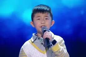 小萌娃捂着肚子唱响经典，果真是回声嘹亮！太招人喜欢！