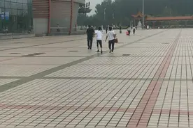 长治客运汽车东站站前拍摄，赶路的人们，奔向旅程。视频封面