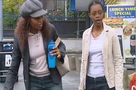 国外爆笑街头恶搞：帮妹子开车门，路人用力过猛一把拽下视频封面