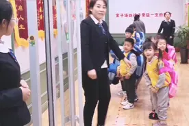 5岁女孩今天当小班长，看她是怎样做的，有点领导潜质！