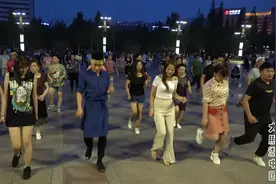 济南小伙大兵跳广场舞成网红，舞姿充满了青春活力