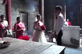 湖南一对新人结婚，在祖屋拜堂成亲，走路回家，新娘蛮漂亮的