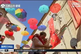 小丑节在意大利山村开幕，世界知名小丑街头表演，观众被笑声包围