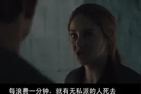 美女问小伙问题，小伙却不想回答，还说美女不会对他开枪