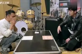 周杰伦羡慕的看着谢霆锋拿出珍藏多年的吉他，看到这个有点厉害的视频封面