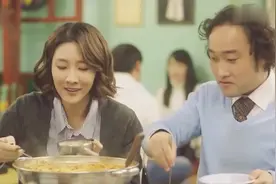 一起用餐吧：小姐姐吃的真是好看，各种食物到她嘴里都有了灵魂。