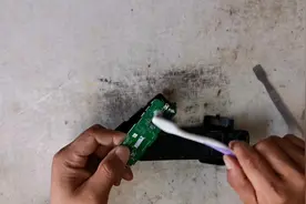 智能液晶电视遥控器，掉进水杯里，师傅让你不花钱就能修好视频封面