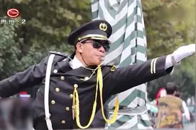 保安大叔把工作当成爱好，一个站岗酷似蜡像，一个手势演技浮夸！视频封面