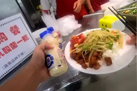 小伙参观安农大在大学食堂吃饭，差点没钱付款，多亏了同学帮忙