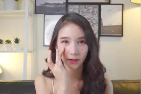 泰国美妆：最美变性人Yoshi的可爱镭射妆容+挑战度过粉色的一天！视频封面