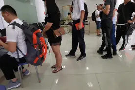 华为一直在大量招工，月工资10000左右，，应届毕业生也招收视频封面