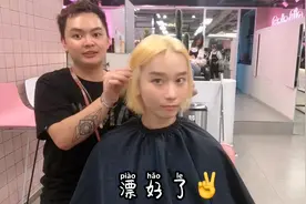 小姐姐苦恼大额头不好看 快看发型师如何帮大脑门设计发型吧！！视频封面