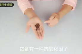 花椒水里加点料，每天脸上敷一敷，斑点淡化了，皮肤更加白嫩了