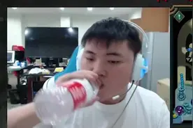 Uzi直播不小心曝光QQ私人帐号！(评论区QQ福利）瞬间被粉丝爆破