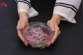 洋葱皮剥下来用水泡一泡，去除异味杀菌消毒，很好用！回家试试吧视频封面