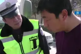 货车司机真会玩，为了防止抓拍，直接把车牌涂成一个颜色！视频封面