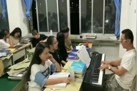 高中毕业季，老师带领全班学生含泪合唱《海阔天空》，让人感动视频封面