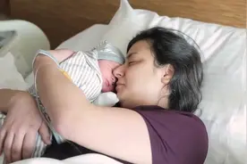 产妇从产房出来后，护士把宝宝送到产妇身旁，第一次见面的场景视频封面