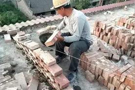 看山西农村泥瓦工是怎样在房顶用砖砌斜坡的，这技术最少值500