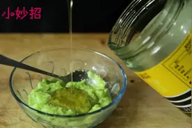 美女自制苦瓜蜂蜜面膜，苦瓜可以使面部皮肤白皙柔嫩，快来学学吧