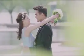 美女成功收获手捧花，众人起哄，两人当众亲吻！视频封面