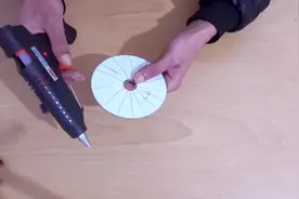 快来学学如何自制一个金属探测器，户外探险必备。视频封面