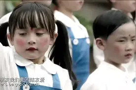 这小朋友太逗了，小男孩憋不住尿了，结果女孩给他了一根皮筋！视频封面