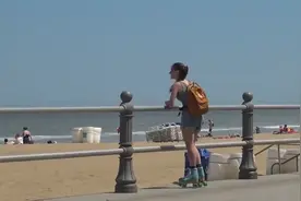 国外恶搞，小伙作死往路人身上砸水球，可苦了滑冰的妹子了视频封面