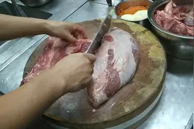 看大厨怎么快速分割牛肉，去筋消膜手起刀落